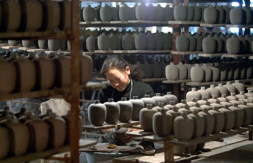 11月28日,在河北省峰峰礦區(qū)彭城古鎮(zhèn)一個磁州窯作坊,工人正在洗坯。 新華社記者 鞏志宏 攝