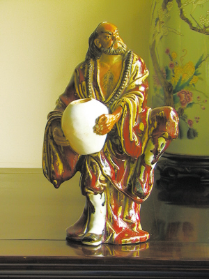 提起瓷器人們知道有景德鎮(zhèn),提起陶瓷人們知道有佛山,或許你對(duì)某個(gè)陶瓷品牌很熟悉,或許你是陶藝產(chǎn)品的忠實(shí)追隨者,但一旦深入發(fā)問(wèn)陶瓷文化的淵源和代表,此時(shí)的你應(yīng)該是有口難開。沒錯(cuò),佛山是陶瓷的發(fā)祥地,窯場(chǎng)里的老青磚、舊屋瓦都在訴說(shuō)著佛山陶瓷的發(fā)展歷史,但殊不知佛山石灣才是陶瓷品牌聚集之地。別擔(dān)心時(shí)間太長(zhǎng),我們帶你直奔石灣,去感受悠久的陶瓷文彎TD>