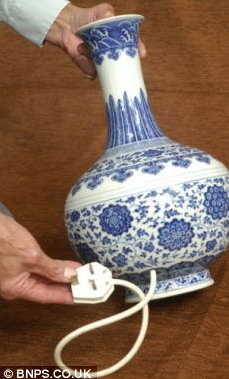 價(jià)值300萬乾隆年間花瓶被英國(guó)家庭改成臺(tái)燈(圖)