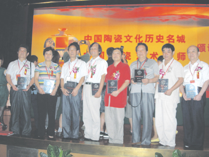第二屆中國陶瓷藝術(shù)大師評審會上,淄博市:“何巖、呂泉、孫兆寶、閆先公、董善習(xí)、羅曉東、喬希儒、王一君”8人被評選為中國陶瓷藝術(shù)大師