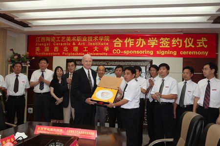 江西陶瓷工藝美術(shù)職院與美國(guó)高校簽訂合辦協(xié)議"