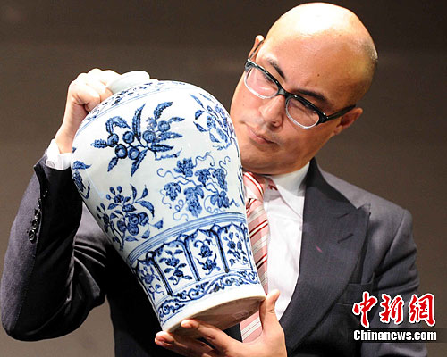 香港蘇富比將于10月5日舉行中國(guó)瓷器及工藝品秋季拍賣(mài),是次拍賣(mài)將呈現(xiàn)一件明朝御瓷絕品,為明永樂(lè) 青花如意垂肩折枝花果紋梅瓶,市場(chǎng)估價(jià)8千萬(wàn)至1.2億港元。中新社發(fā) 譚達(dá)明 攝