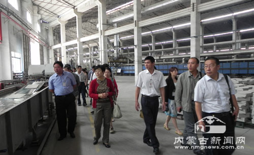 自治區(qū)中小企業(yè)局組織參加中博會部分盟市中小企業(yè)局及企業(yè)代表參觀廣東興輝陶瓷仿古分廠深加工車間。