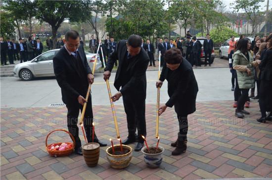 廣東昊晟陶瓷有限公司營銷總經(jīng)理翁文平(左一)廣東昊晟陶瓷有限公司產(chǎn)品拓展部經(jīng)理關(guān)宗傳(中)廣東昊晟陶瓷有限公司財(cái)務(wù)部經(jīng)理羅燕清(右一)