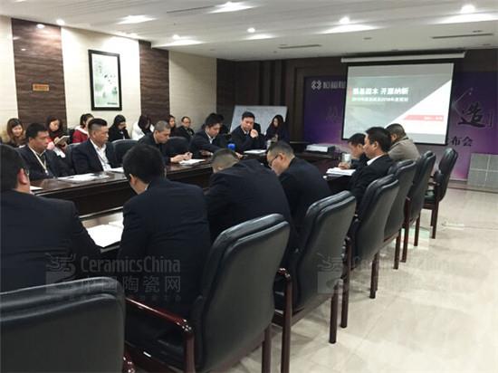 在會議中,營銷中心各個銷區(qū)的業(yè)務(wù)員及各個部門的經(jīng)理也先后作了2015年的工作總結(jié)和2016年的工作規(guī)劃