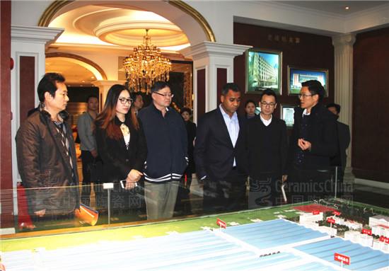 美國(guó)麻省劍橋市副市長(zhǎng)Dennis Benzan(前排右3)在嘉俊營(yíng)銷總經(jīng)理葉競(jìng)旭(右2)陪同下參觀嘉俊王宮