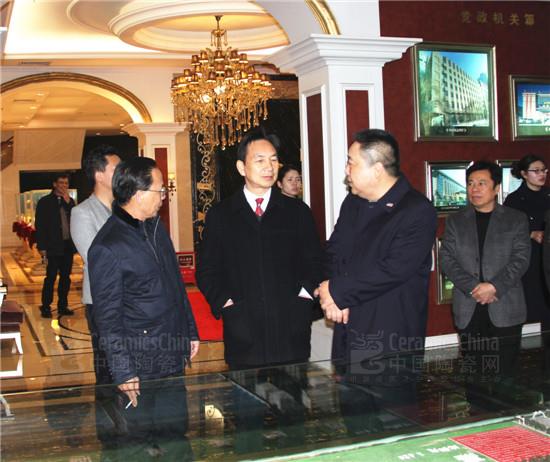 嘉俊董事長(zhǎng)葉榮崧(前排左一)與嘉俊副董事長(zhǎng)陳耀強(qiáng)(前排右一)陪同考察