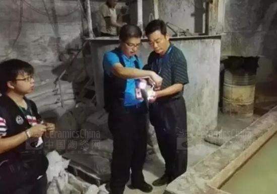 執(zhí)法人員檢查陶瓷企業(yè)廢氣處理設施運行情況