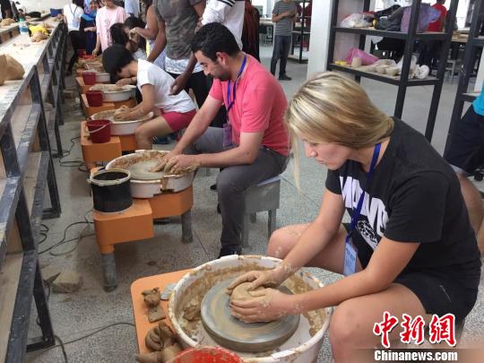 在了解陶瓷制作流程后,各國(guó)留學(xué)生在中國(guó)唯一以陶瓷命名的多科性本科高校——景德鎮(zhèn)陶瓷大學(xué)獲得了“一顯身手”的機(jī)會(huì)!蛆i泉 攝