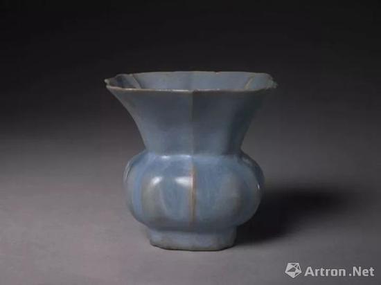 宜興窯仿鈞天藍(lán)釉方渣斗,明,高8cm,口邊長8.6cm,足邊長4.3cm.