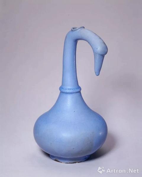 宜興窯天藍(lán)釉鵝頸瓶,明,高24.5cm,口徑2.4cm,足徑7.6cm.