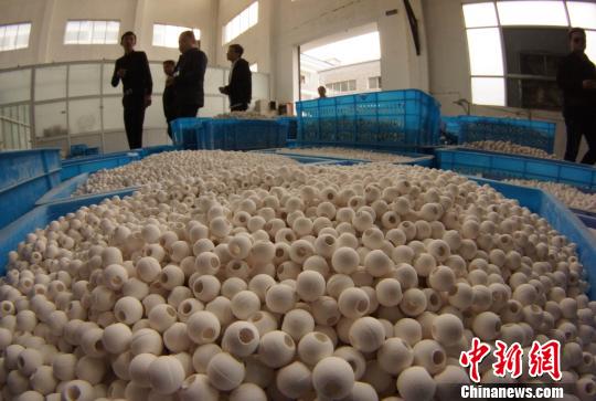 企業(yè)負責(zé)人稱,以陶瓷廢渣制作陶瓷珠寶,歷經(jīng)十年技術(shù)攻關(guān),變廢物為珠寶,節(jié)約了原料資源,并可實現(xiàn)反復(fù)循環(huán)利用!⊥蹶魂 攝