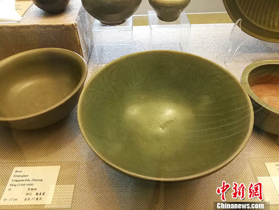 在馬尼拉華裔文化展示中心,莊家兄妹捐展的“莊萬里陶瓷館”內(nèi),幾十尊中國宋元明清精美陶瓷,依舊閃著柔光。 關向東 攝 在馬尼拉華裔文化展示中心,莊家兄妹捐展的“莊萬里陶瓷館”內(nèi),幾十尊中國宋元明清精美陶瓷,依舊閃著柔光。 關向東 攝