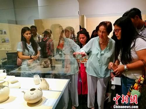 9月30日,莊良有在“在菲律賓發(fā)現(xiàn)的宋元福建陶瓷展”結束前一日,為參訪的數(shù)十位菲律賓高中生講解中國陶瓷。 關向東 攝 9月30日,莊良有在“在菲律賓發(fā)現(xiàn)的宋元福建陶瓷展”結束前一日,為參訪的數(shù)十位菲律賓高中生講解中國陶瓷。 關向東 攝