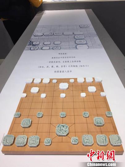 10日起,“OPEN WORK”(“開放作業(yè)”)國際陶瓷藝術(shù)展在南京浦口區(qū)的南京W藝術(shù)空間舉辦。圖為由精致白綠兩色瓷片制成的象棋棋子。 朱曉穎 攝 10日起,“OPEN WORK”(“開放作業(yè)”)國際陶瓷藝術(shù)展在南京浦口區(qū)的南京W藝術(shù)空間舉辦。圖為由精致白綠兩色瓷片制成的象棋棋子。 朱曉穎 攝