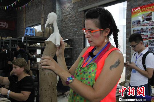 土耳其的一位陶藝家現(xiàn)場(chǎng)制作藝術(shù)品。 曾潔 攝 土耳其的一位陶藝家現(xiàn)場(chǎng)制作藝術(shù)品!≡鴿 攝