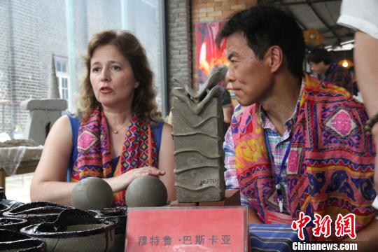 土耳其的藝術(shù)家穆特魯·巴斯卡亞接受記者的采訪!≡鴿 攝 土耳其的藝術(shù)家穆特魯·巴斯卡亞接受記者的采訪。 曾潔 攝